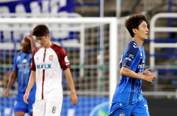 30일 오후 울산 문수축구경기장에서 열린 프로축구 하나원큐 K리그1 2020 18라운드 경기에서 울산 현대 이청용이 후반전에 교체되고 있다. 왼쪽은 후반에 들어온 FC서울 기성용. 2020.8.30  연합뉴스