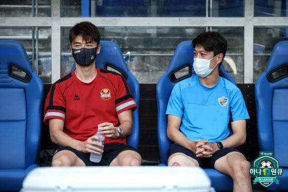 30일 오후 울산 문수축구경기장에서 열린 프로축구 하나원큐 K리그1 2020 18라운드 경기에 앞서 FC서울 기성용과 울산 현대 이청용이 대화하고 있다. 2020.8.30  한국 프로축구연맹