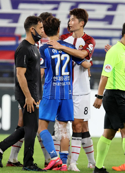 30일 오후 울산 문수축구경기장에서 열린 프로축구 하나원큐 K리그1 2020 18라운드 경기에서 FC서울 기성용과 울산 현대 이청용이 경기를 마친 뒤 인사하고 있다. 2020.8.30  연합뉴스
