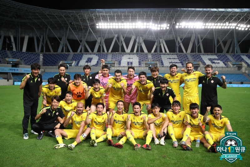 30일 대구FC를 6-4로 꺾은 뒤 기념 촬영을 하고 있는 광주FC 선수들. 한국프로축구연맹 제공
