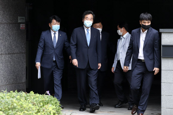 자택 나서는 이낙연 대표