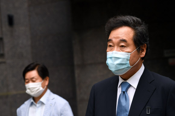 자택 나서는 이낙연