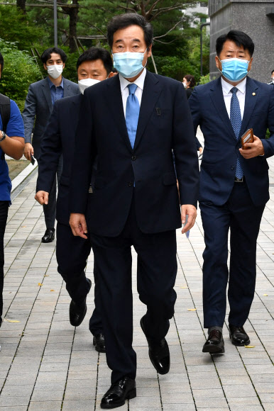 자택 나서는 이낙연