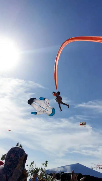 대만 북부 신주에서 30일 열린 연날리기 축제에서 3세 여자아이가 대형 연의 꼬리에 휘감겨 하늘에 30초간 떠 있다가 무사히 구조됐다. 2020.8.30  EPA 연합뉴스