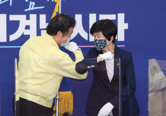 31일 오후 국회 더불어민주당 대표회의실에서 당기전달식이 열린 가운데 이낙연 당대표가 김영주 전국대의원대회 의장에게 당기를 전달 받고 있다. 2020. 8. 31 김명국 선임기자 daunso@seoul.co.kr