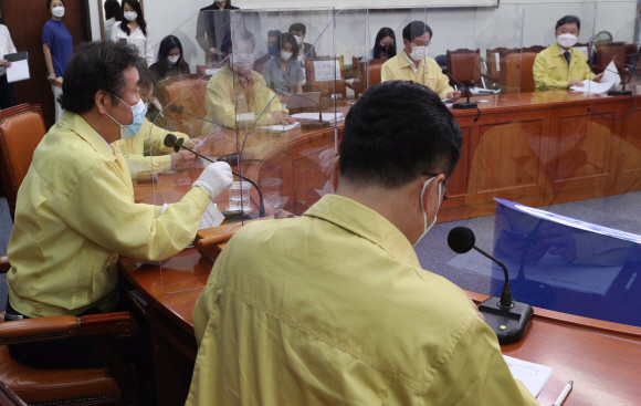 31일 오후 국회 더불어민주당 대표회의실에서 첫 최고위원회의에서 이낙연 당대표가 모두발언을 하고 있다. 2020. 8. 31 김명국 선임기자 daunso@seoul.co.kr