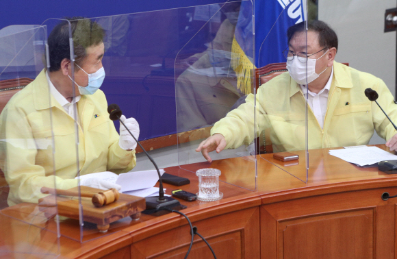 31일 오후 국회 더불어민주당 대표회의실에서 첫 최고위원회의에서 이낙연 당대표가 모두발언을 하고 있다. 2020. 8. 31 김명국 선임기자 daunso@seoul.co.kr