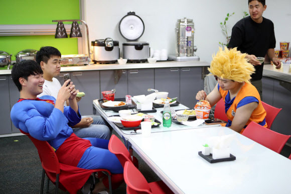 분장하고 식사하는 KIA 선수단