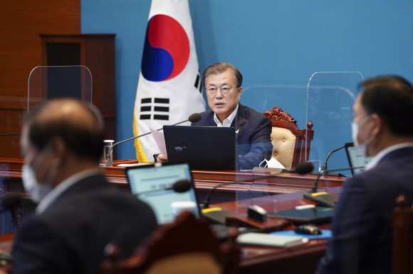문재인 대통령이 31일 청와대 여민관에서 수석보좌관회의를 주재하고 있다. 2020. 8. 31 도준석 기자pado@seoul.co.kr