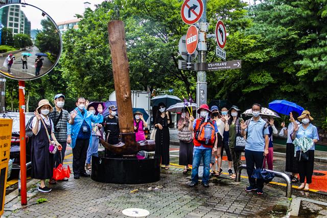 비가 오는 가운데 진행된 문래창작촌 투어를 마친 참가자들이 망치 상징 조형물 앞에서 기념촬영을 했다.