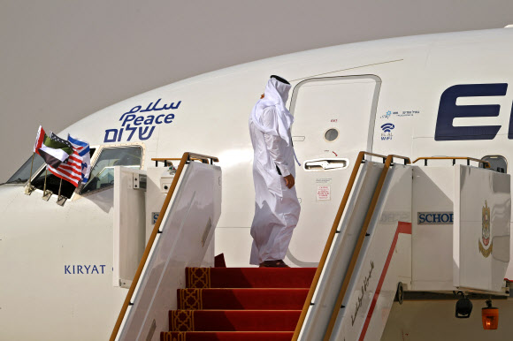 이스라엘 엘알항공의 첫 직항편 여객기가 31일 아랍에미리트(UAE) 아부다비 공항 계류장에 이르자 UAE 정부 관계자가 트랩 위에 올라 문이 열리기를 기다리고 있다. 아부다비 AFP 연합뉴스