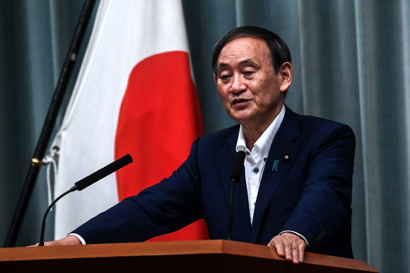 지난 28일 사임을 발표한 아베 신조 일본 총리의 유력한 후계자로 떠오른 스가 요시히데 관방장관이 31일 도쿄에서 정례 기자회견을 하고 있다. 도쿄 AFP 연합뉴스