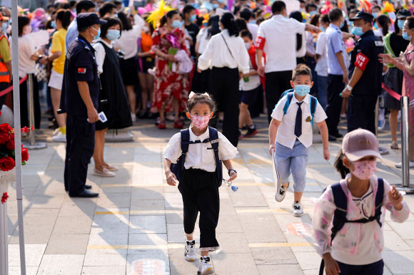 초등학생들이 1일(현지시간) 중국 후베이성 우한에서 신학기 첫날 학교에 들어서고 있다. AFP 연합뉴스