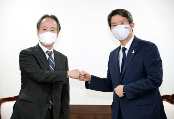 이인영 통일부 장관(오른쪽)이 1일 오후 정부서울청사 내 장관실에서 도미타 고지 주한 일본 대사를 만나 주먹인사를 하고 있다. (사진=연합뉴스)
