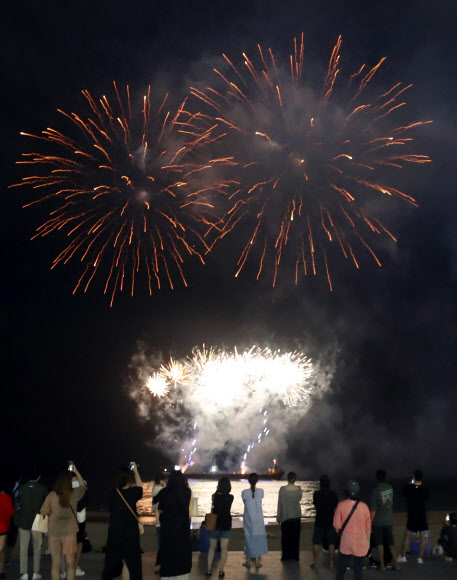 1일 부산 해운대해수욕장에서 중국 팬들이 방탄소년단 멤버 정국의 생일을 축하하기 위해 마련한 불꽃놀이 생일 이벤트가 펼쳐지고 있다. 2020.9.1  연합뉴스