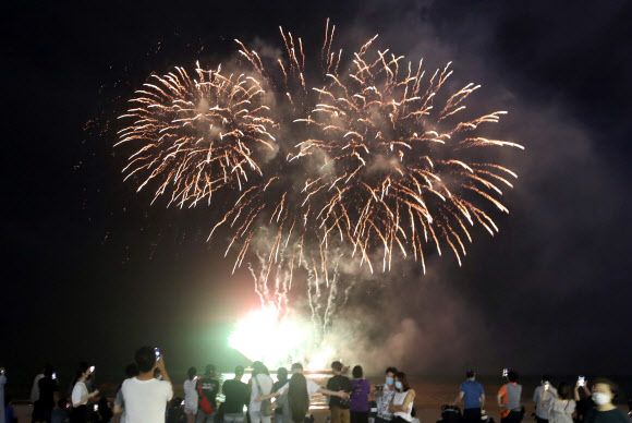 1일 부산 해운대해수욕장에서 중국 팬들이 방탄소년단 멤버 정국의 생일을 축하하기 위해 마련한 불꽃놀이 생일 이벤트가 펼쳐지고 있다. 2020.9.1  연합뉴스