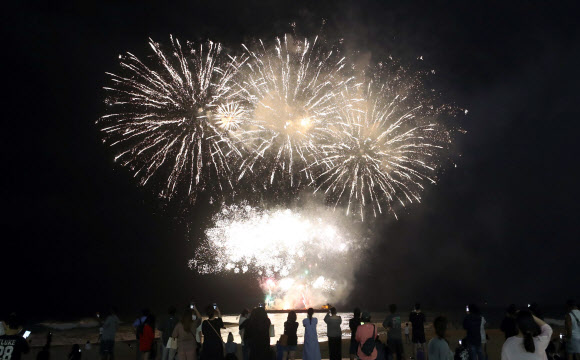 1일 부산 해운대해수욕장에서 중국 팬들이 방탄소년단 멤버 정국의 생일을 축하하기 위해 마련한 불꽃놀이 생일 이벤트가 펼쳐지고 있다. 2020.9.1  연합뉴스