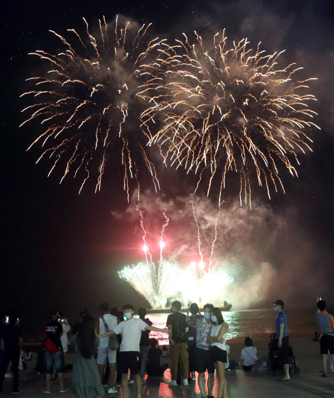 1일 부산 해운대해수욕장에서 중국 팬들이 방탄소년단 멤버 정국의 생일을 축하하기 위해 마련한 불꽃놀이 생일 이벤트가 펼쳐지고 있다. 2020.9.1  연합뉴스