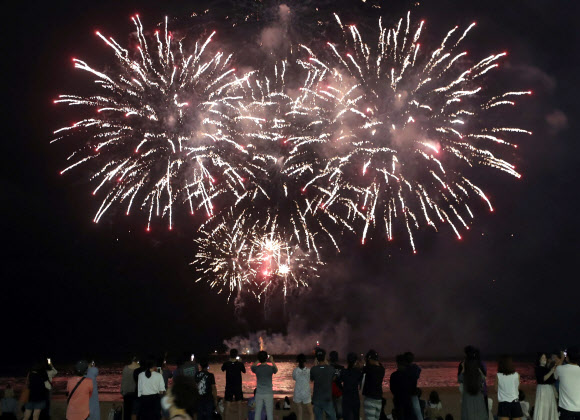 1일 부산 해운대해수욕장에서 중국 팬들이 방탄소년단 멤버 정국의 생일을 축하하기 위해 마련한 불꽃놀이 생일 이벤트가 펼쳐지고 있다. 2020.9.1  연합뉴스