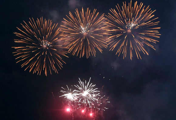 1일 부산 해운대해수욕장에서 중국 팬들이 방탄소년단 멤버 정국의 생일을 축하하기 위해 마련한 불꽃놀이 생일 이벤트가 펼쳐지고 있다. 2020.9.1  연합뉴스