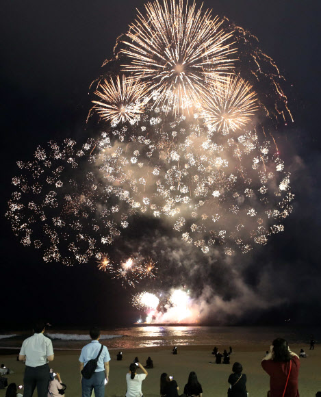 1일 부산 해운대해수욕장에서 중국 팬들이 방탄소년단 멤버 정국의 생일을 축하하기 위해 마련한 불꽃놀이 생일 이벤트가 펼쳐지고 있다. 2020.9.1  연합뉴스