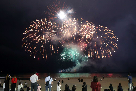 1일 부산 해운대해수욕장에서 중국 팬들이 방탄소년단 멤버 정국의 생일을 축하하기 위해 마련한 불꽃놀이 생일 이벤트가 펼쳐지고 있다. 2020.9.1  연합뉴스
