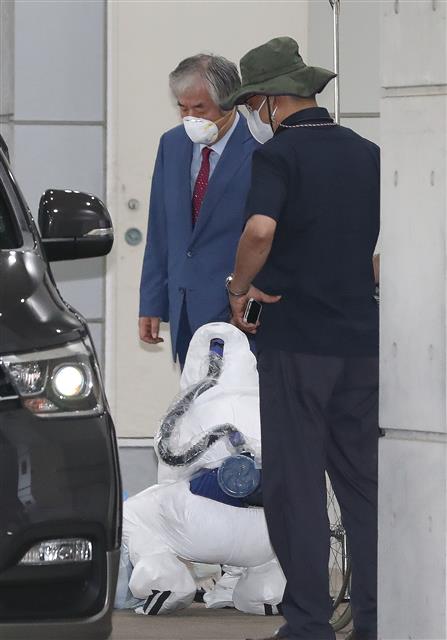 마스크 쓰고 퇴원하는 전광훈 목사