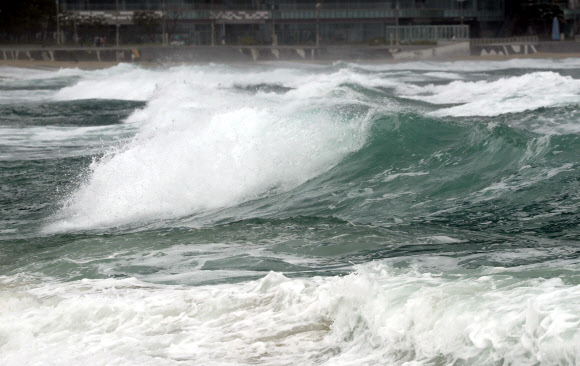 해운대 태풍 마이삭 파도