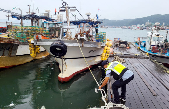 태풍 북상에 어선 정박 상태 확인하는 해경