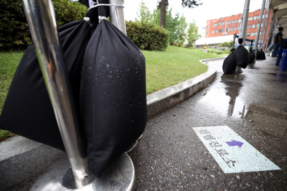 모래주머니로 고정된 선별진료소 텐트