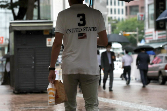 포장 음식 사가는 시민