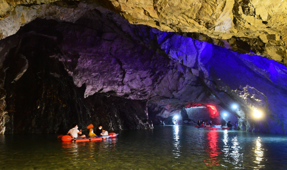 활옥동굴 내부에 있는 호수에서 관람객들은 투명 카약을 타고 물고기가 헤엄치는 물속 풍경을 들여다볼 수 있다.