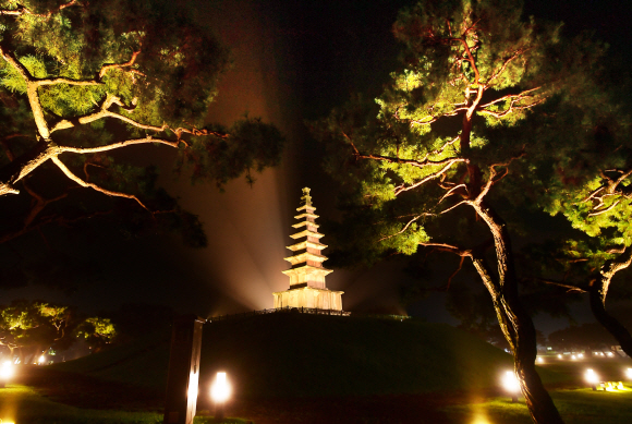 중앙탑사적공원에 어둠이 내려앉으면 ‘중원문화의 꽃’이라 불리는 충주 탑평리 칠층석탑(국보 6호)이 조명을 받아 한층 신비스럽게 보인다.