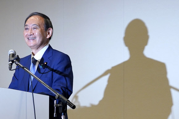 일본 차기 총리로 유력한 스가 요시히데 관방장관이 2일 총리에 출마하겠다는 기자회견을 하면서 웃고 있다. 그는 집권 자민당에서 가장 광범위한 지지를 받는 것으로 알려졌다. 도쿄 EPA 연합뉴스