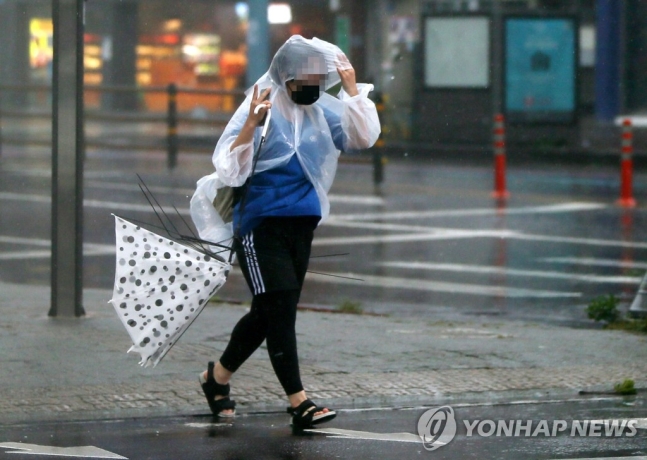 “태풍에 우산은 쓸모없어”