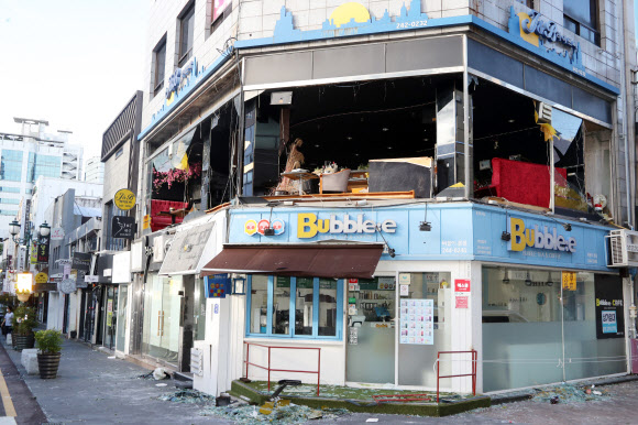 깨진 상가 유리창