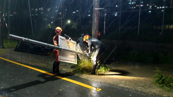 강풍에 쓰러진 교통 표지판