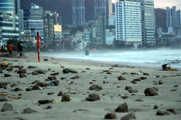 돌밭으로 변한 광안리 백사장