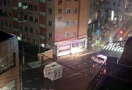 바람에 휩쓸려 날라온 이동식 집