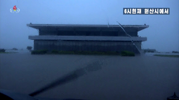 “강인지 도로인지”…태풍 ‘마이삭’으로 물에 잠긴 북한 원산 시내