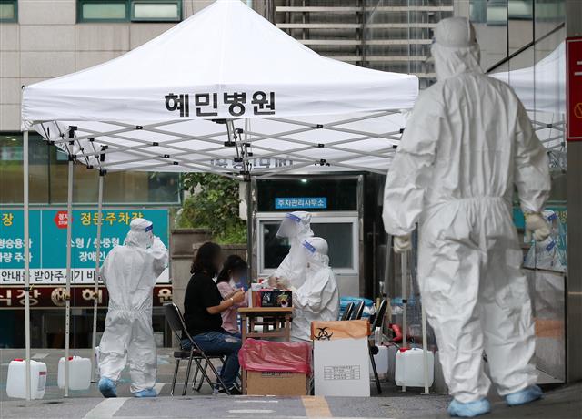 2일 오전 신종 코로나바이러스 감염증(코로나19) 확진자가 발생한 서울 광진구 자양동 혜민병원에 마련된 선별진료소에서 병원 관계자들이 검사를 받고 있다. 2020.9.2 뉴스1