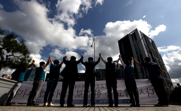 맑게 갠 하늘 아래 전교조 ‘만세삼창’
