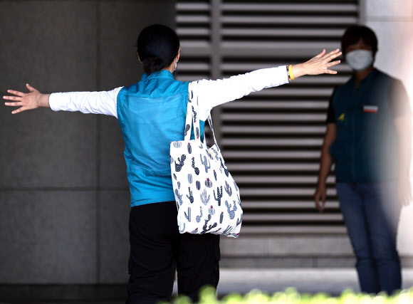 포옹하는 전교조 조합원들