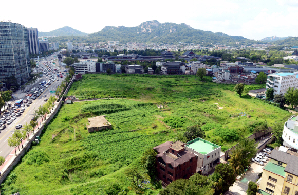 옛 주한 미국 대사관 직원 숙소였던 서울 종로구 송현동 부지 전경. 서울신문DB