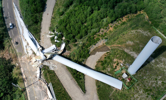 ‘마이삭’에 쓰러진 풍력발전기