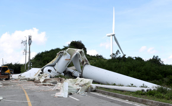 ‘마이삭’ 강풍에 파손된 풍력발전기