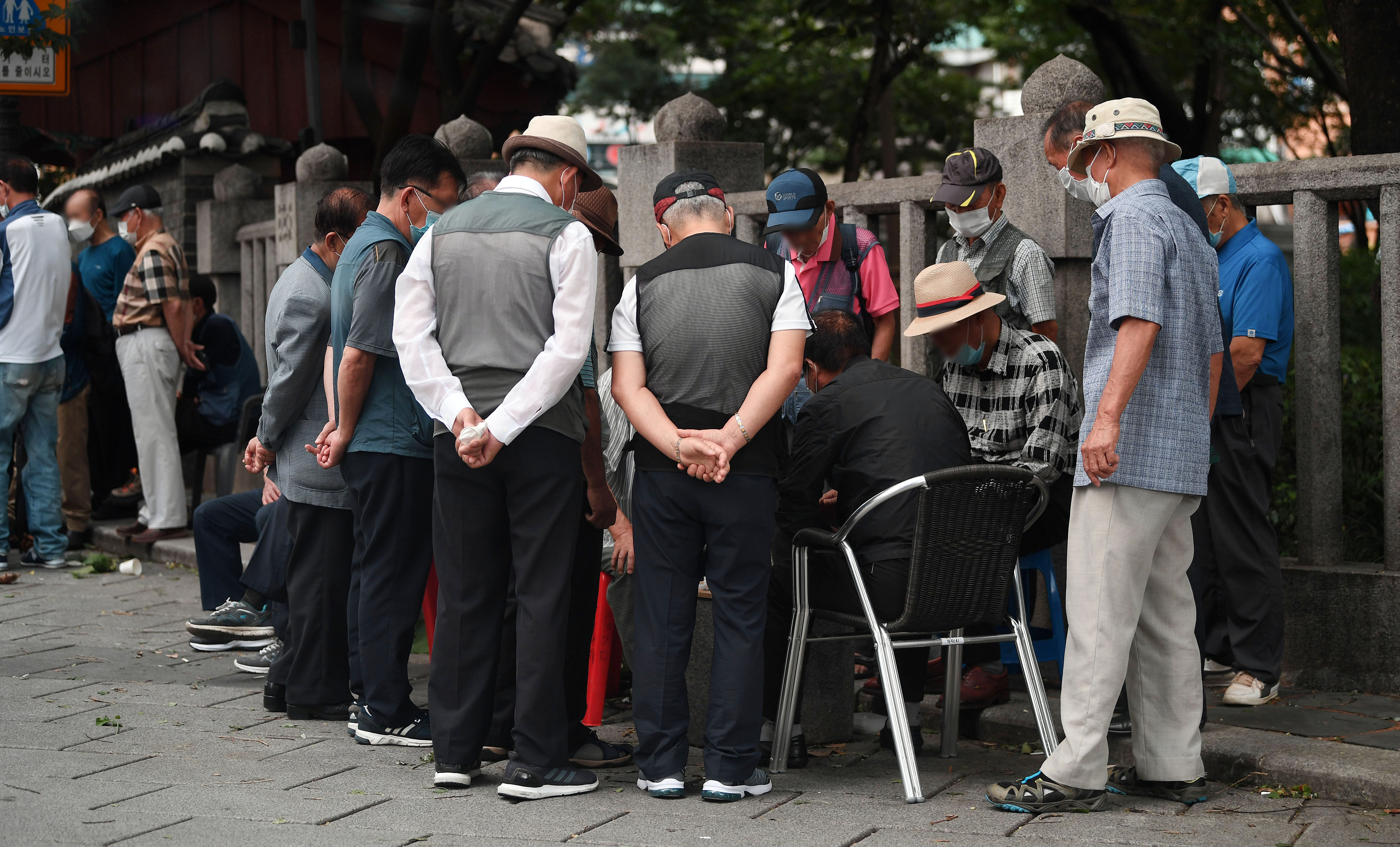 코로나 19 재확산이 계속되고 있는 3일 서울 탑골공원 인근에서 어르신들이 바둑과 장기 놀이를 하며 휴식을 취하고 있다. 2020.9.3 오장환 기자 5zzang@seoul.co.kr