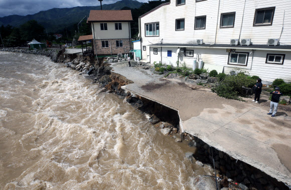아슬아슬해 보이는 태풍 피해 건물