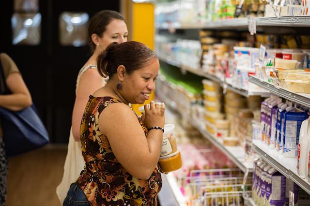 미국의 비영리 슈퍼마켓 ‘데일리 테이블’의 한 매장에서 소비자들이 ‘못난이’(등급 외) 농산물로 만든 식품들을 사고 있다. 데일리 테이블 홈페이지 캡처