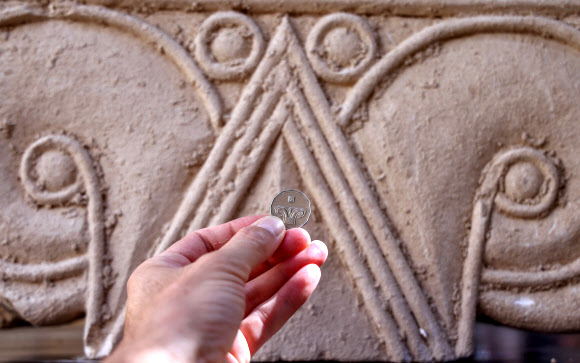 예루살렘 남쪽에서 발굴됐다고 이스라엘 유물관리청(IAA)이 3일 공개한 기둥머리에 새겨진 문양은 현재 이스라엘에서 통용되는 5셰켈 동전에 새겨진 것과 정확히 일치한다. 예루살렘 AFP 연합뉴스 
